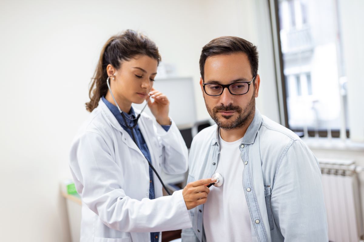 El neumólogo es un especialista esencial en Hospitales Parque, dado que se encarga de diagnosticar, prevenir y tratar las enfermedades relacionadas con el aparato respiratorio y los pulmones. La enfermedad pulmonar obstructiva crónica (EPOC), el asma, las bronquitis o las neumonías son solo algunos ejemplos. Hoy descubrirás cuándo acudir al neumólogo, qué esperar de tu primera visita, y algunas patologías frecuentes y raras.