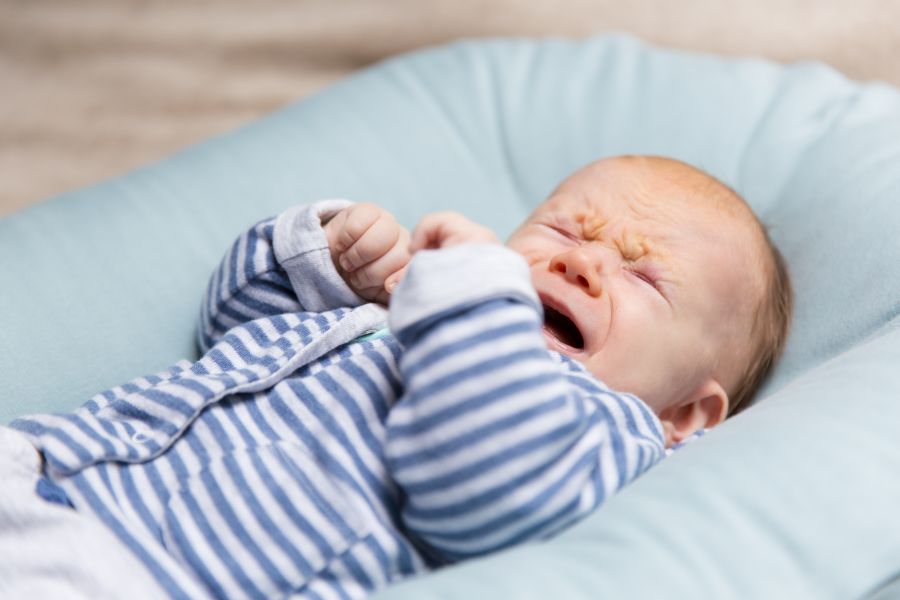 Identificar los síntomas del cólico del lactante es importante para que los progenitores tomen medidas que alivien las consecuencias que tiene este problema que es tan frecuente en los niños que tienen pocos meses de vida. De hecho, según los estudios, se estima que su prevalencia a nivel mundial es de entre el 15 - 40 %. Por lo tanto, hoy en Hospitales Parque veremos con profundidad qué es el cólico del lactante y por qué se produce.